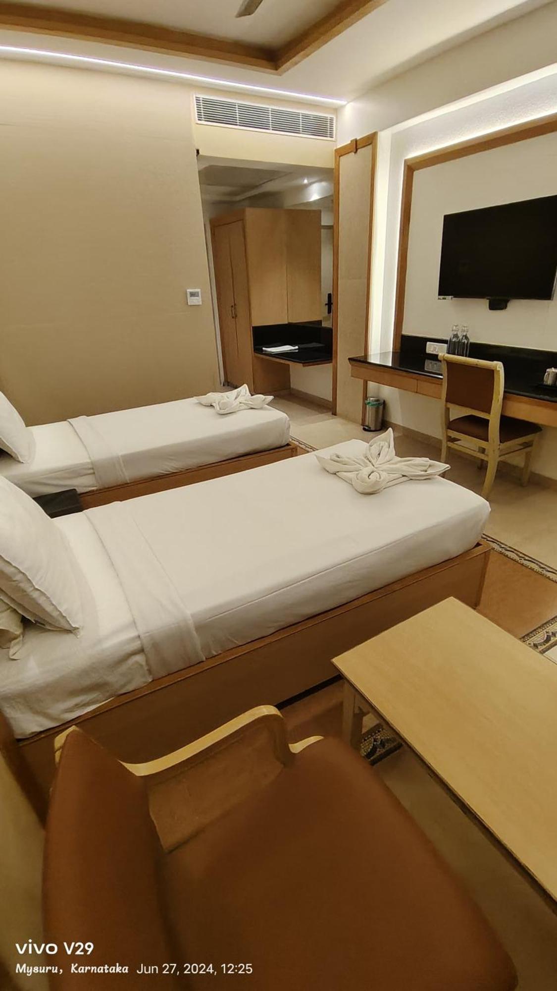 Hotel Roopa Mysore Eksteriør bilde